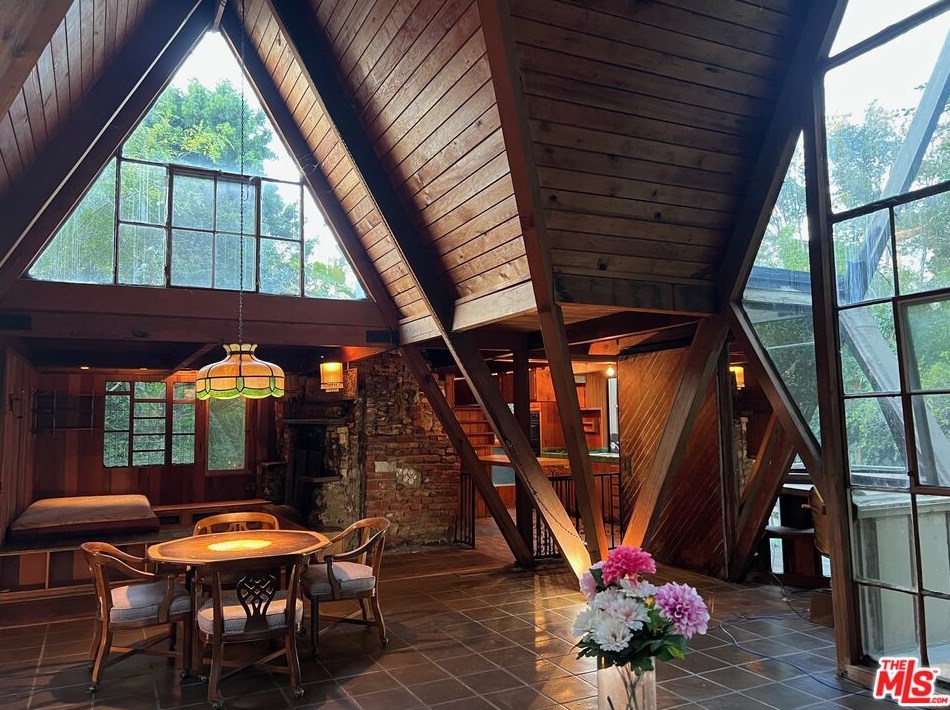 575 Lorna Ln, Los Angeles CA  90049-4215 exterior