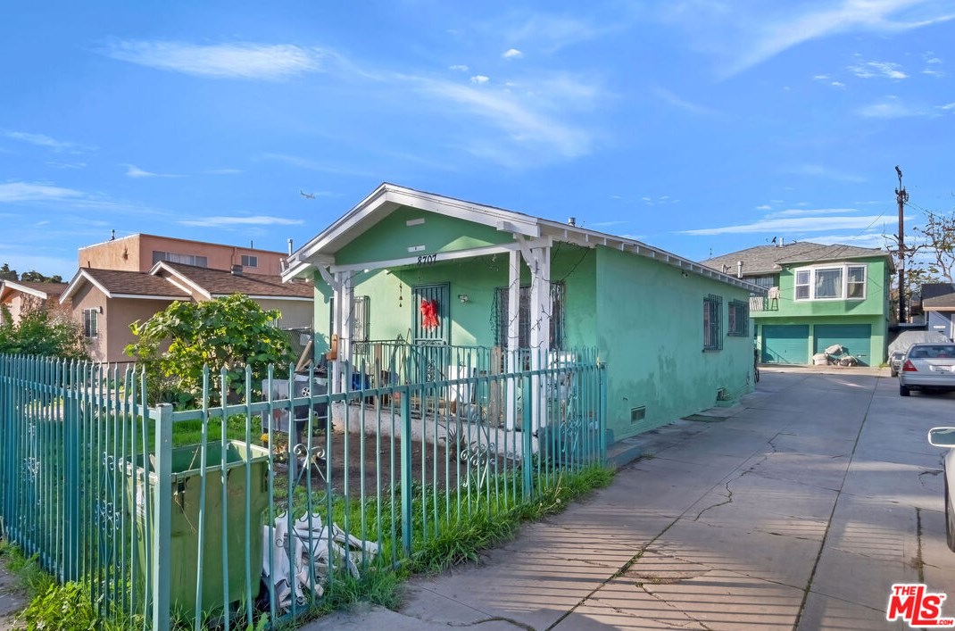 8707 Baring Cross St, Los Angeles, CA 90044-4803