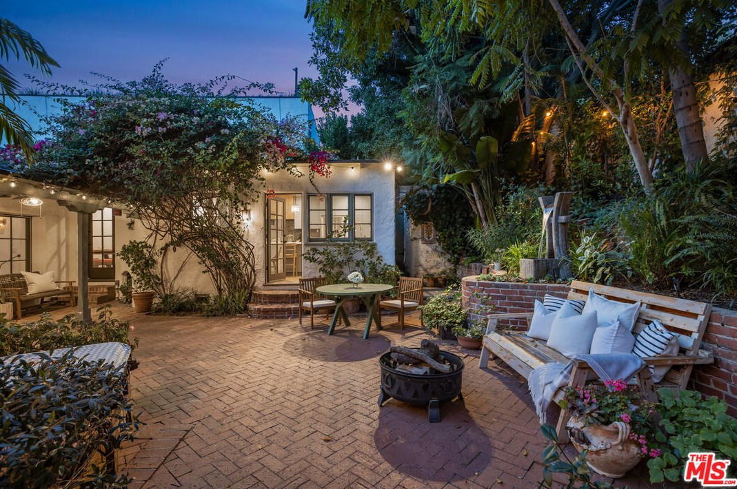 1725 Mount Olympus Dr, Los Angeles CA  90046-2034 exterior