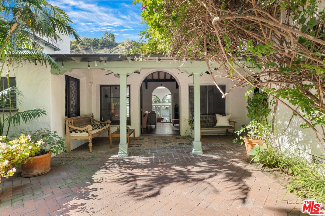 1725 Mount Olympus Dr, Los Angeles CA  90046-2034 exterior