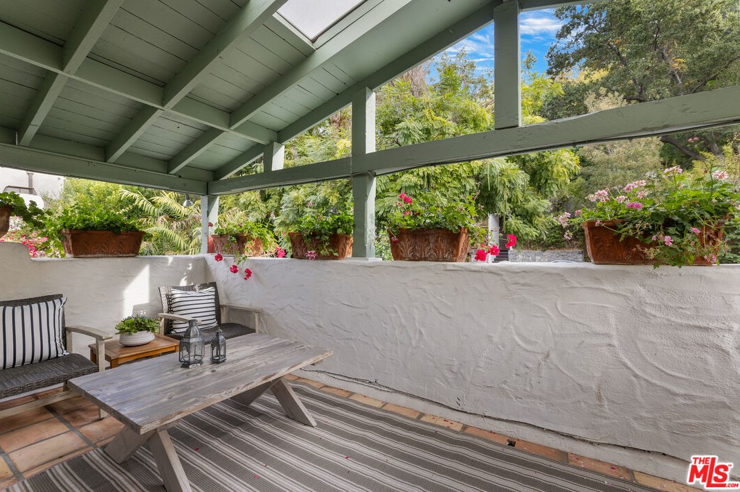 1725 Mount Olympus Dr, Los Angeles CA  90046-2034 exterior