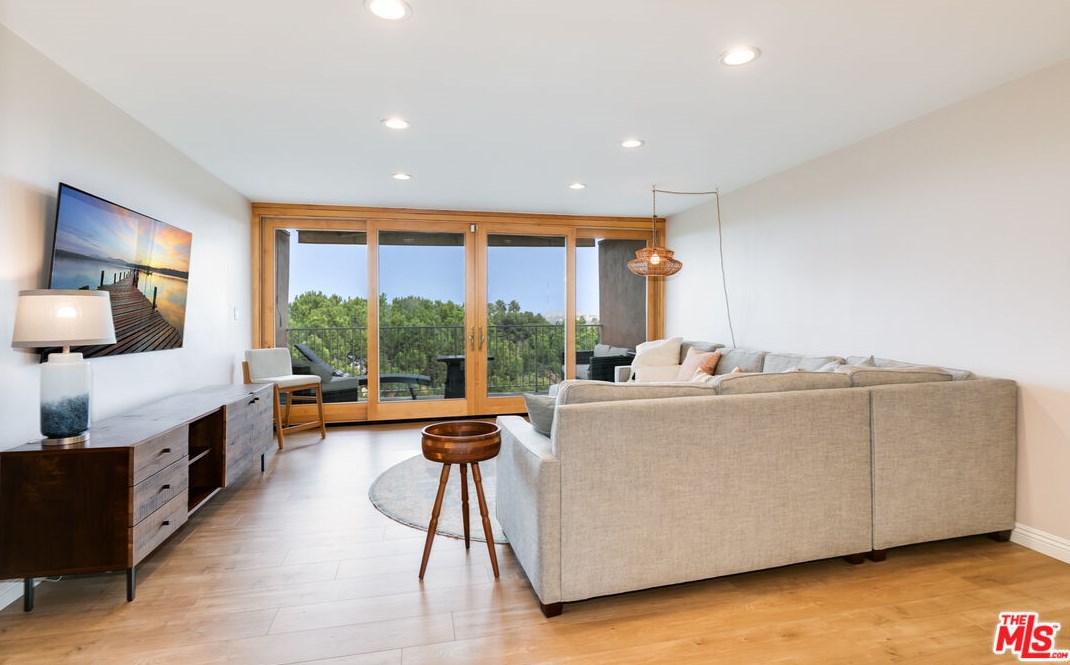 4585 Don Ricardo Dr, Los Angeles CA  90008-2811 exterior