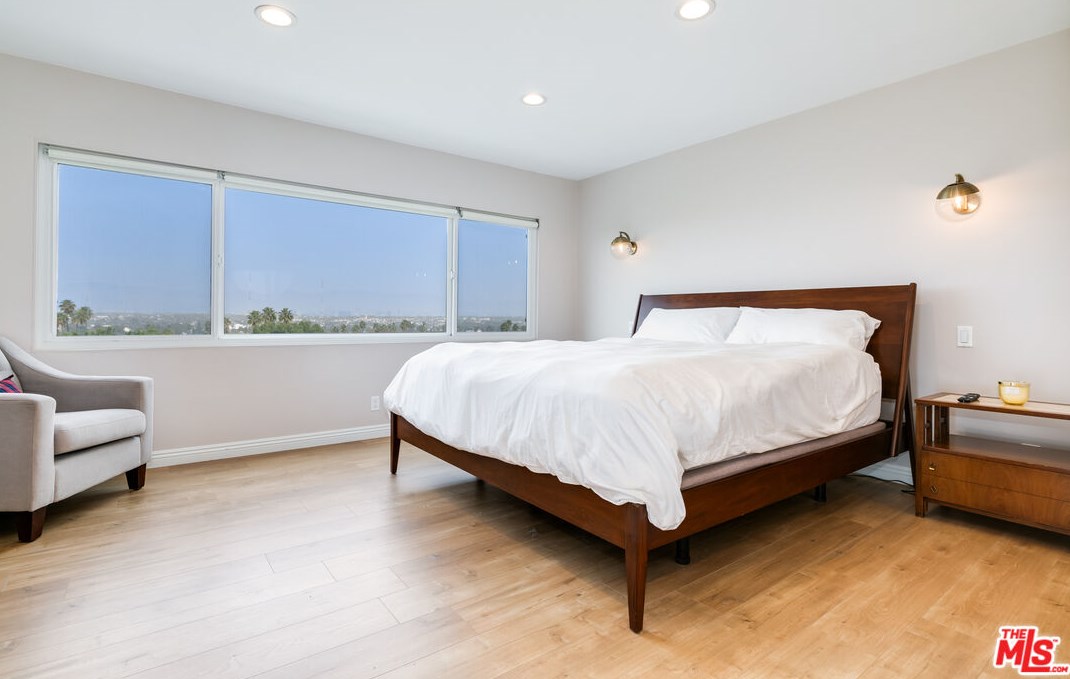 4585 Don Ricardo Dr, Los Angeles CA  90008-2811 exterior