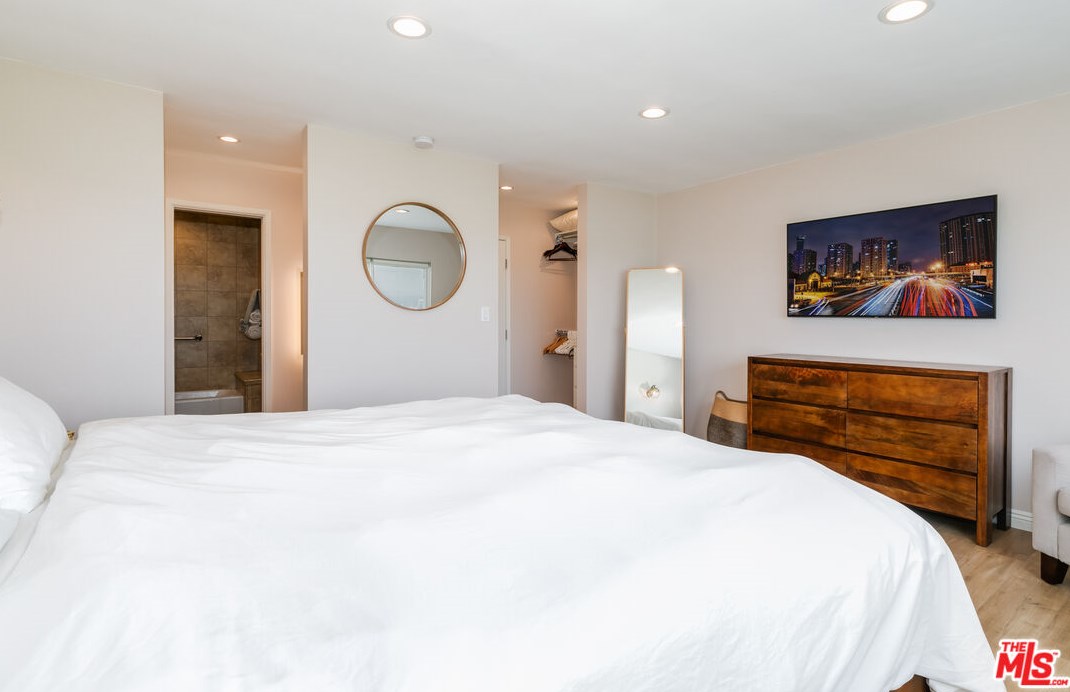 4585 Don Ricardo Dr, Los Angeles CA  90008-2811 exterior