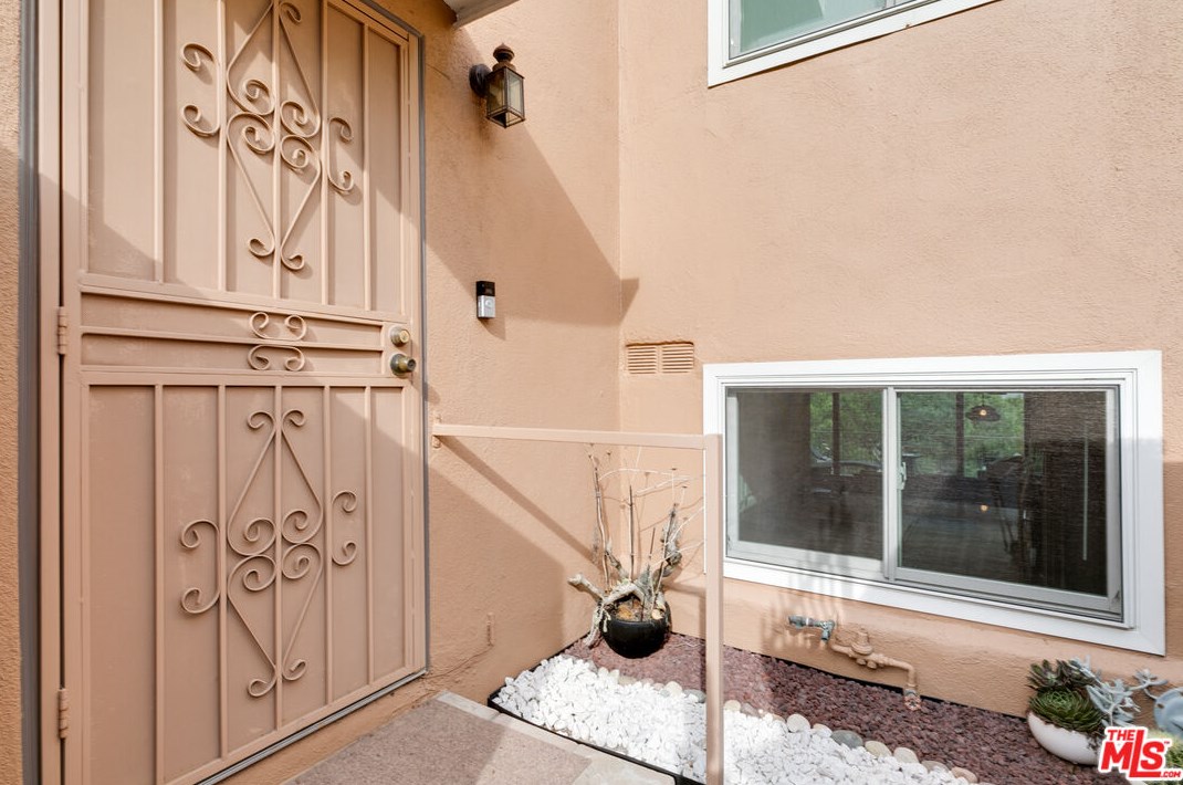 4585 Don Ricardo Dr, Los Angeles CA  90008-2811 exterior
