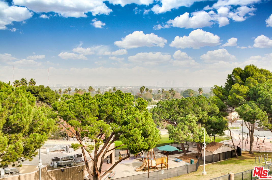 4585 Don Ricardo Dr, Los Angeles CA  90008-2811 exterior