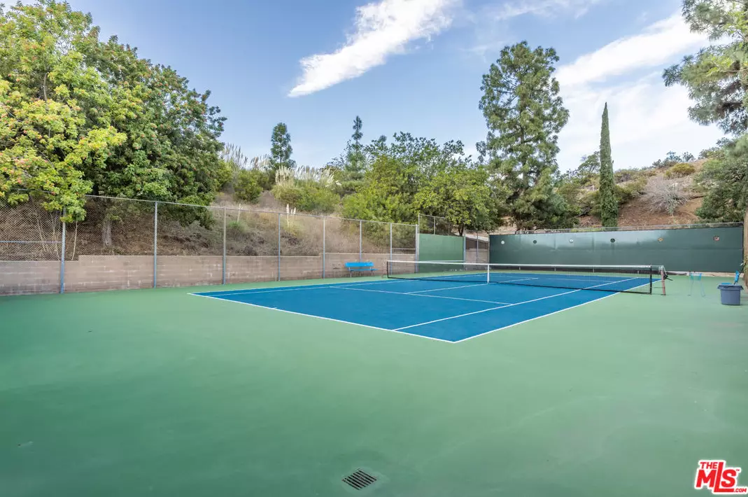 6720 Hillpark Dr, Los Angeles CA  90068-2168 exterior