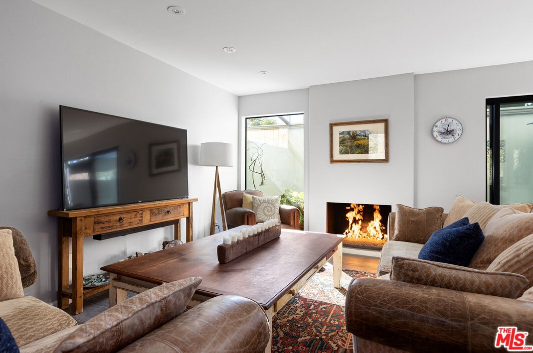 6200 Tapia Dr Apt D, Malibu, CA