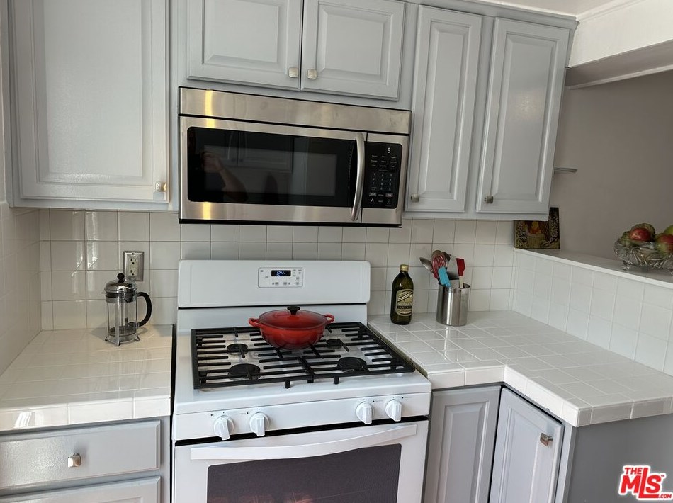 1757 Vista Del Mar Ave, Los Angeles CA  90028-5307 exterior