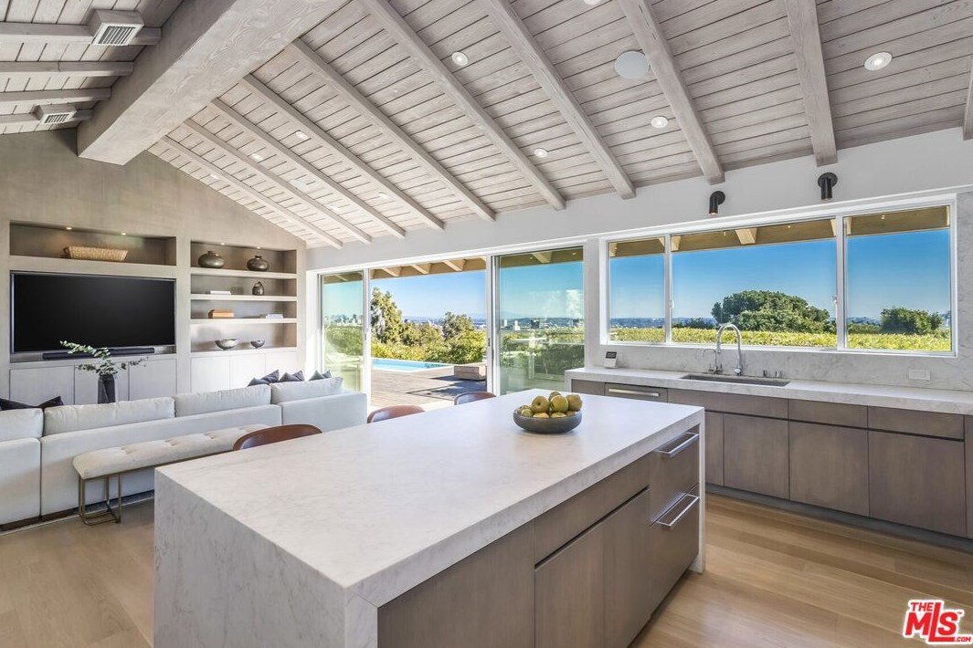 1822 Westridge Rd, Los Angeles CA  90049-1231 exterior