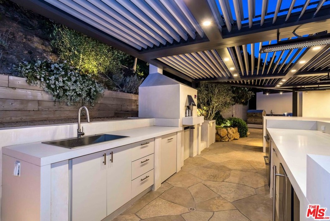 1822 Westridge Rd, Los Angeles CA  90049-1231 exterior