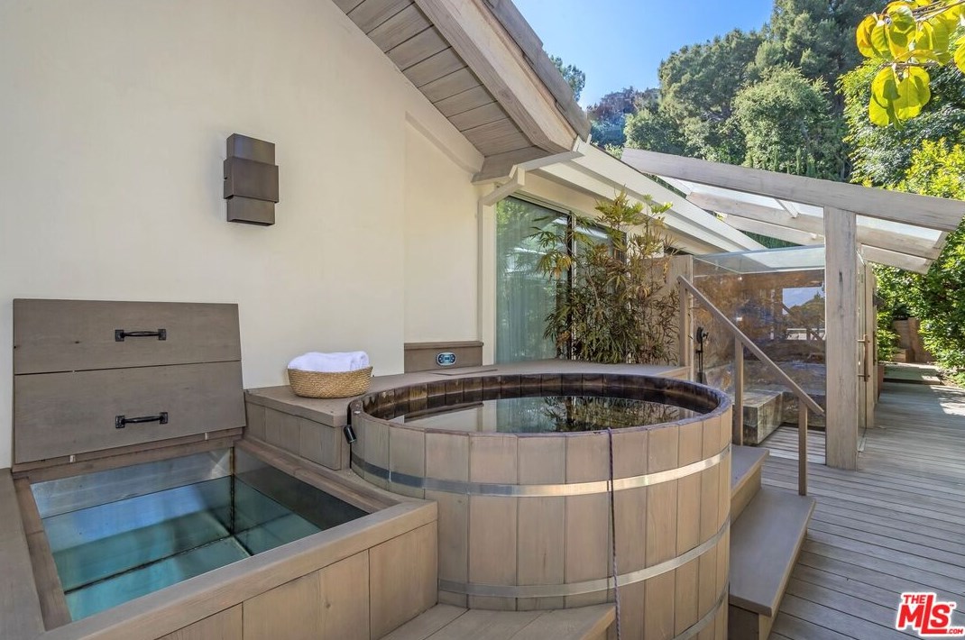 1822 Westridge Rd, Los Angeles CA  90049-1231 exterior