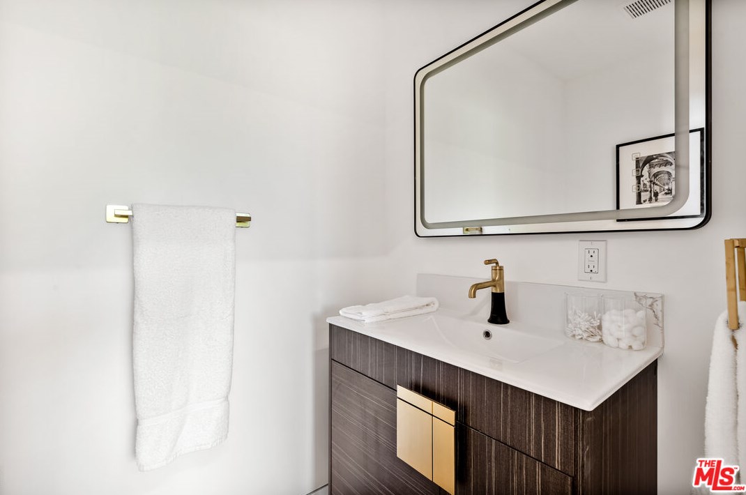 3424 Troy Dr, Los Angeles CA  90068-1436 exterior