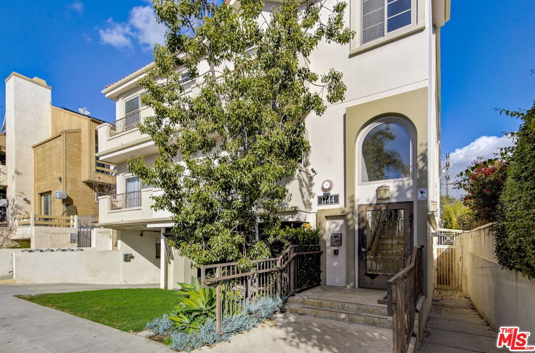 1744 Granville Ave, Los Angeles, CA 90025-1584