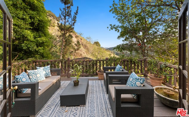 2781 Benedict Canyon Dr, Beverly Hills CA  90210-1024 exterior