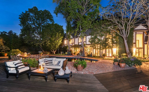 2781 Benedict Canyon Dr, Beverly Hills CA  90210-1024 exterior