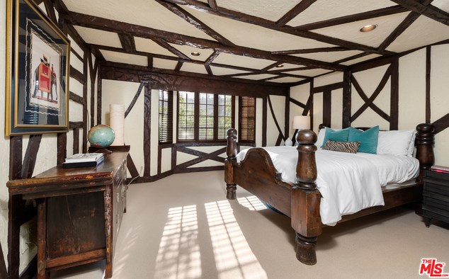 2781 Benedict Canyon Dr, Beverly Hills CA  90210-1024 exterior