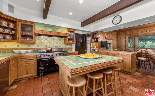 2781 Benedict Canyon Dr, Beverly Hills CA  90210-1024 exterior