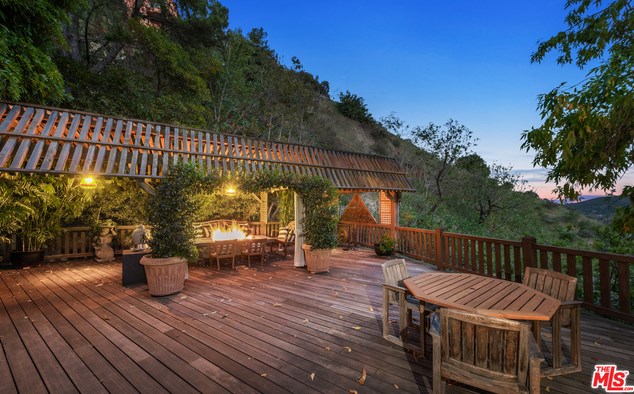 2781 Benedict Canyon Dr, Beverly Hills CA  90210-1024 exterior