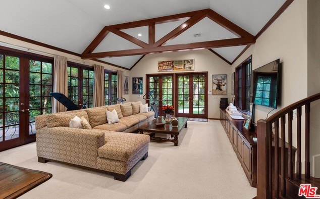 2781 Benedict Canyon Dr, Beverly Hills CA  90210-1024 exterior