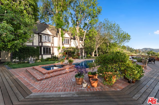 2781 Benedict Canyon Dr, Beverly Hills CA  90210-1024 exterior