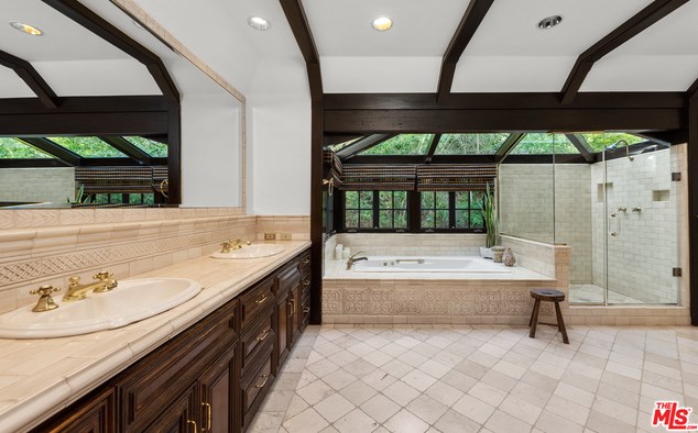 2781 Benedict Canyon Dr, Beverly Hills CA  90210-1024 exterior