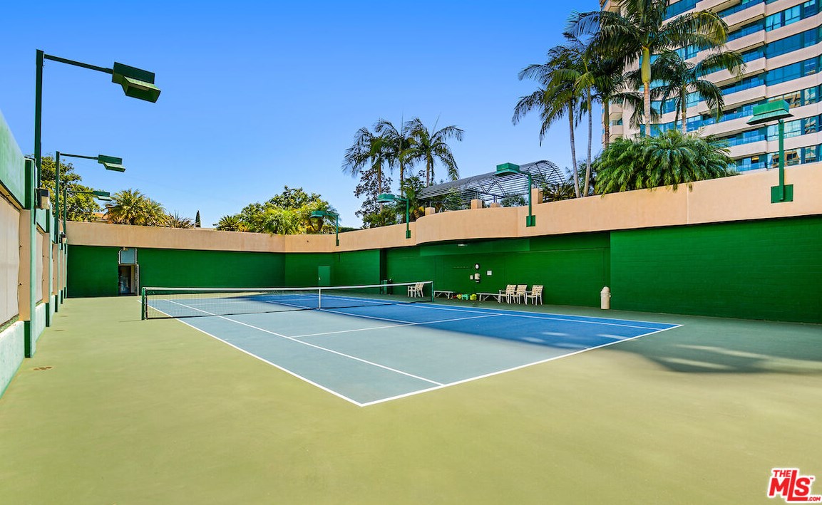 10490 Wilshire Blvd, Los Angeles CA  90024-4621 exterior