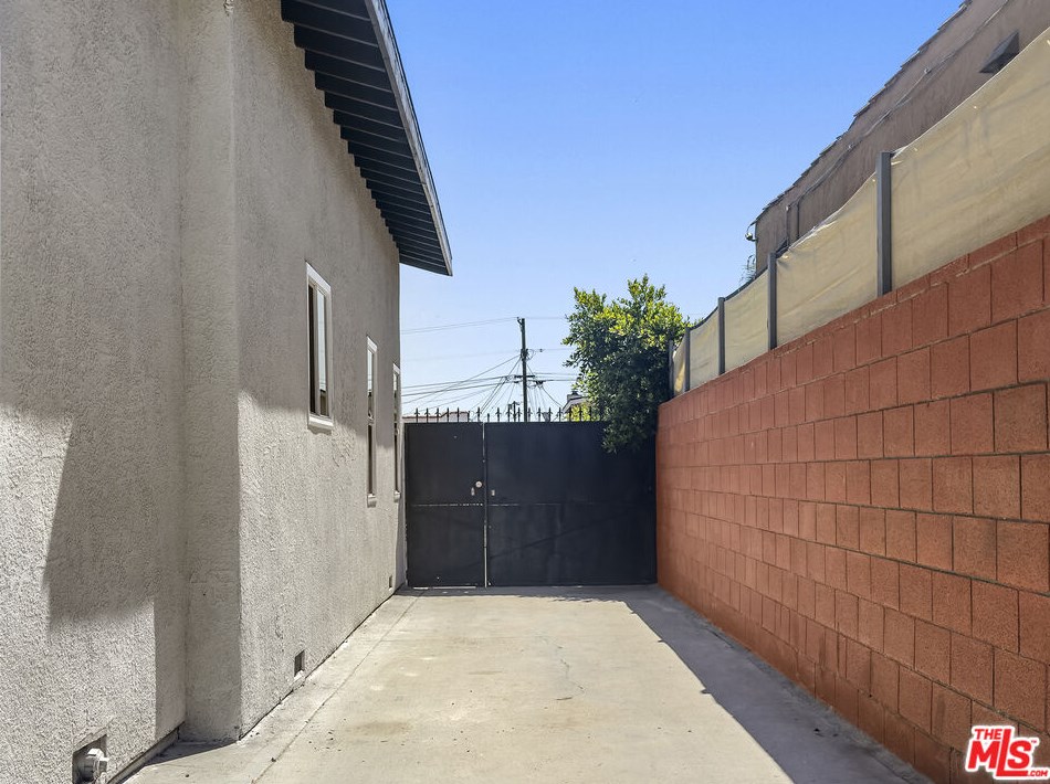 6727 2nd Ave, Los Angeles CA  90043-4401 exterior