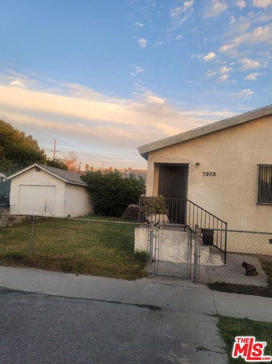 7908 Towne Ave, Los Angeles, CA 90003-2607