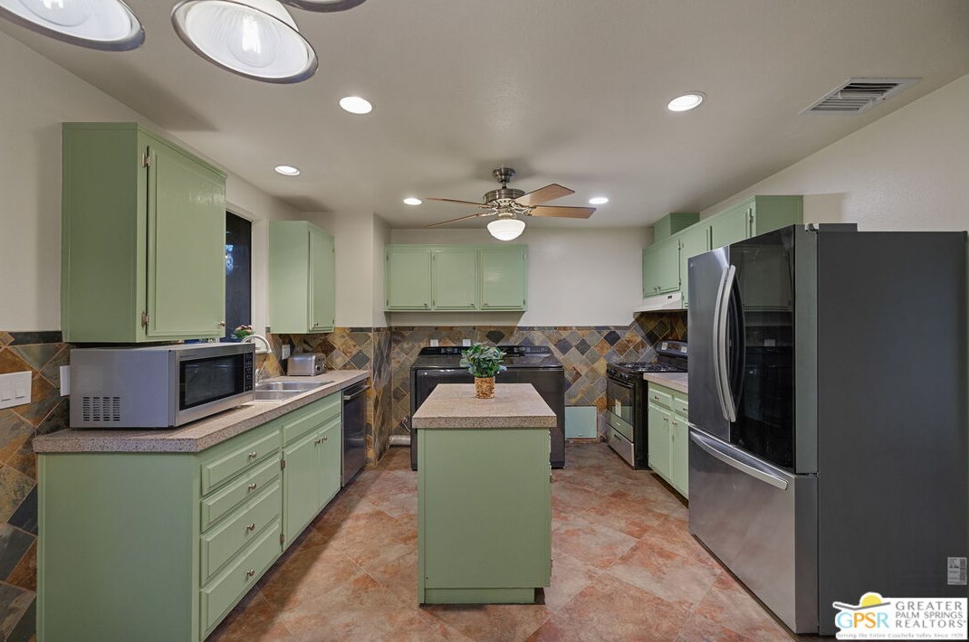 12950 Deodar Ave, Desert Hot Springs CA  92240-6653 exterior