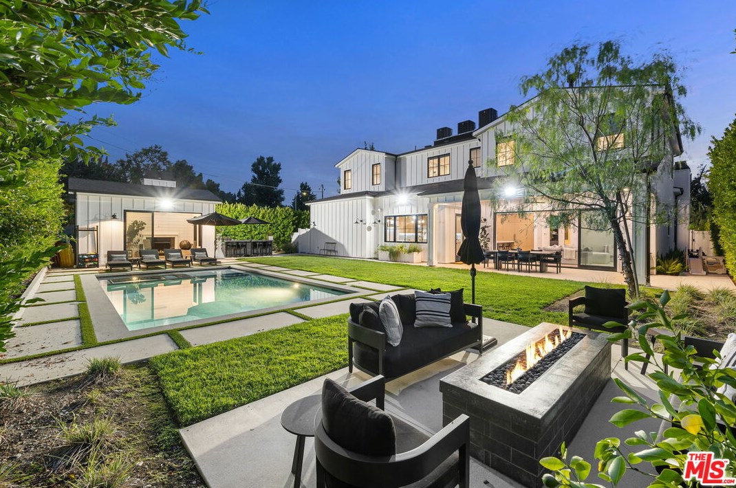 4910 Texhoma Ave, Van Nuys CA  91316-3740 exterior