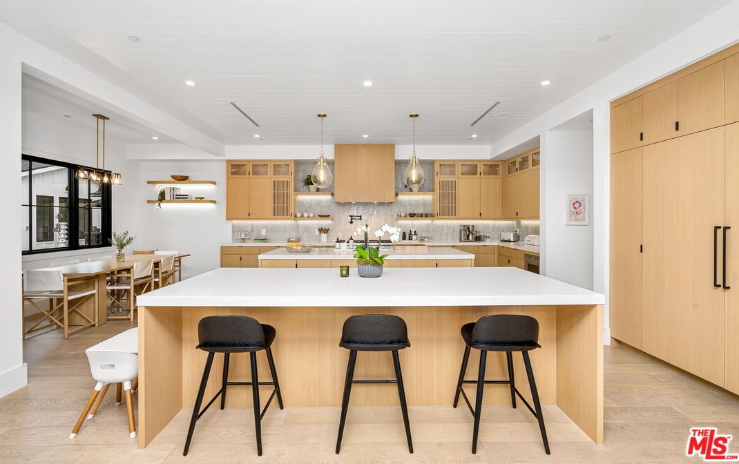 4910 Texhoma Ave, Van Nuys CA  91316-3740 exterior