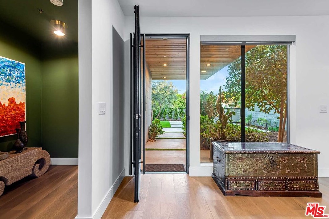 2013 Walgrove Ave, Los Angeles CA  90066-3033 exterior