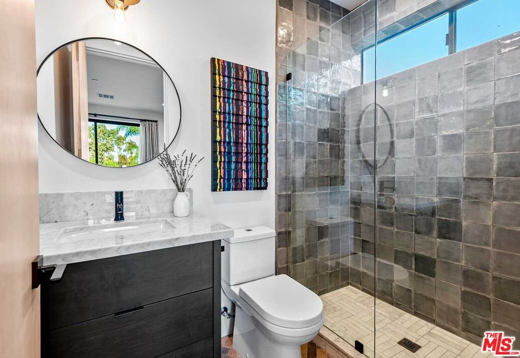 2013 Walgrove Ave, Los Angeles CA  90066-3033 exterior