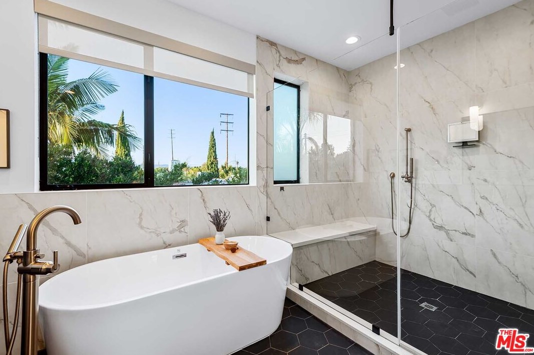 2013 Walgrove Ave, Los Angeles CA  90066-3033 exterior