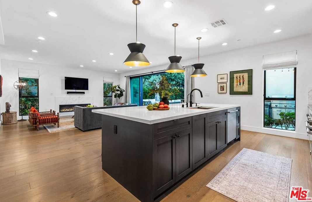 2013 Walgrove Ave, Los Angeles CA  90066-3033 exterior