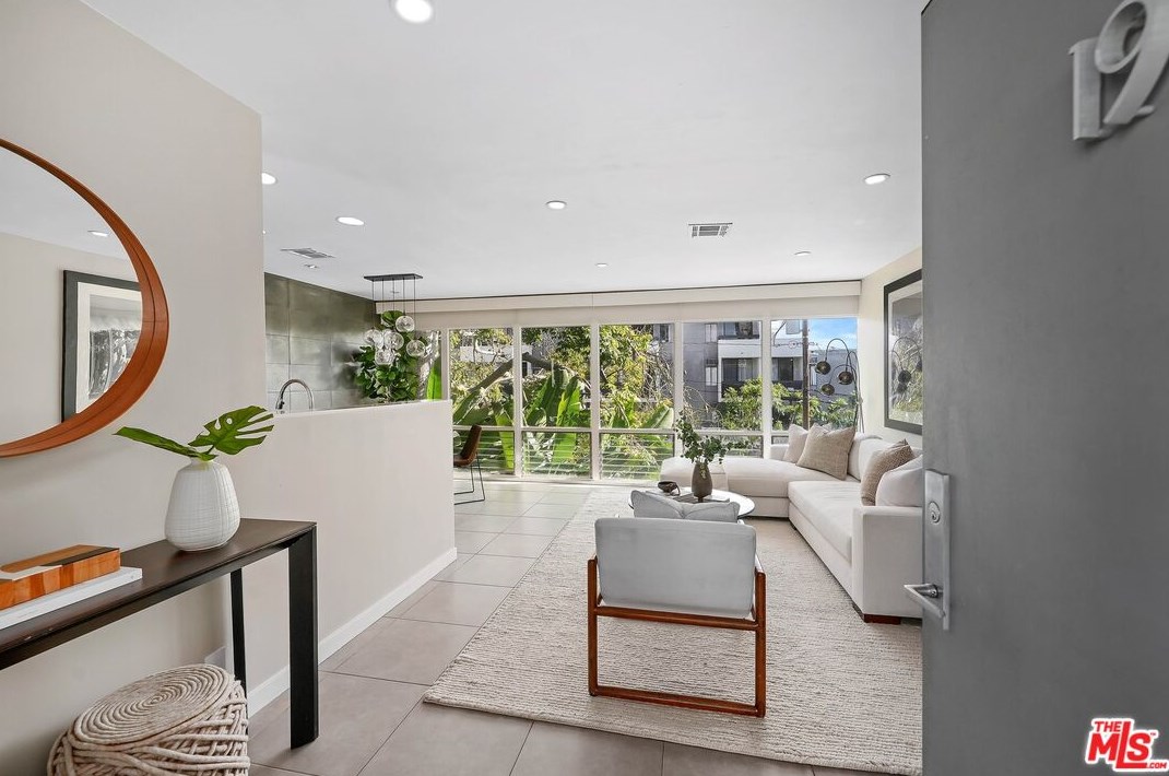 1145 Larrabee St, Los Angeles CA  90069-2059 exterior