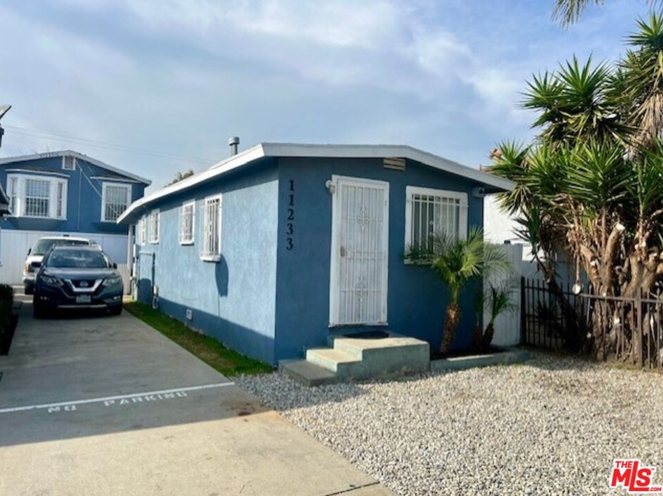 11233 Raymond Ave, Los Angeles, CA 90044-1331