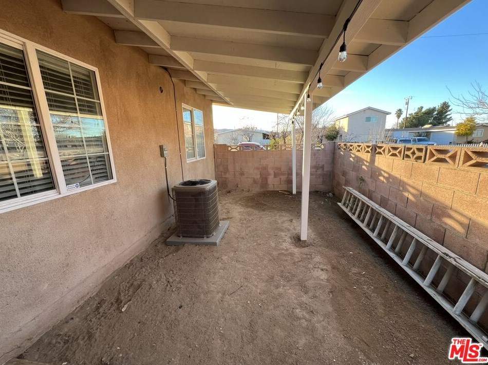 333 Avenue, Palmdale CA  93551-7803 exterior