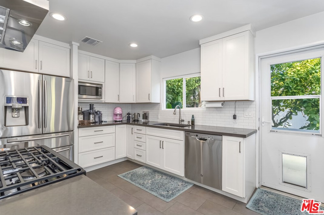 1266 Sycamore Ave, Los Angeles CA  90019-1551 exterior
