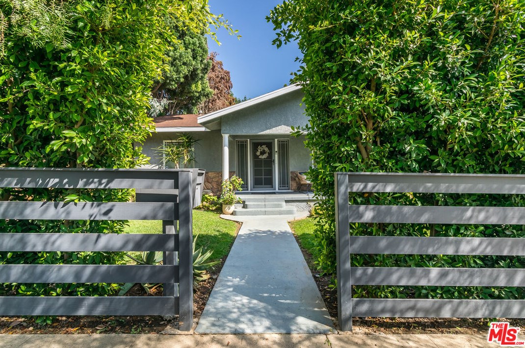 1266 Sycamore Ave, Los Angeles CA  90019-1551 exterior