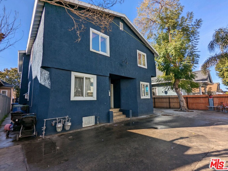 822 60 St, Los Angeles CA  90001-1015 exterior