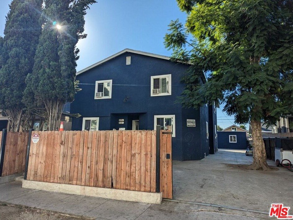 822 60 St, Los Angeles CA  90001-1015 exterior