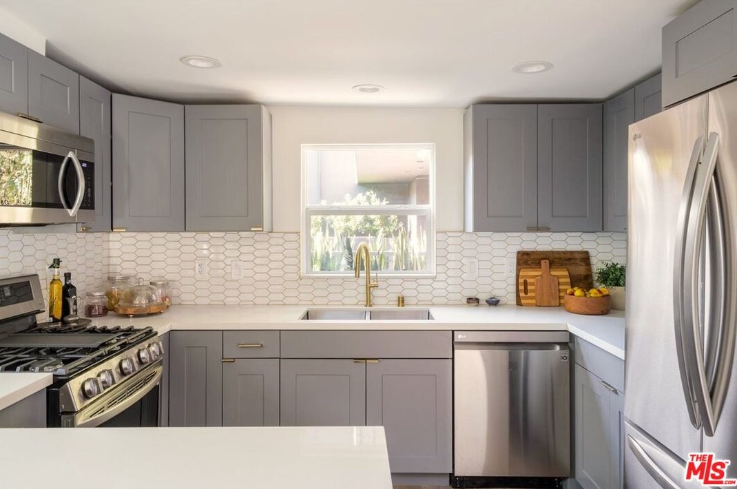 2810 Holt Ave, Los Angeles CA  90034-2511 exterior