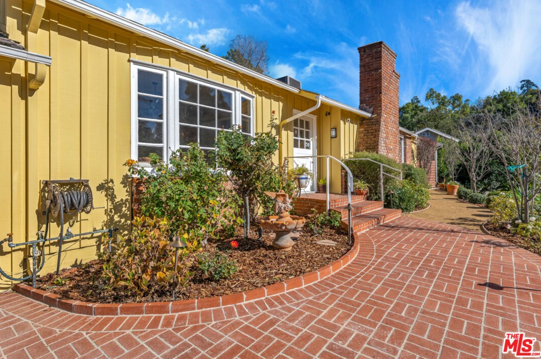 3720 Reklaw Dr, North Hollywood, CA 91604