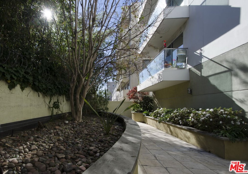 702 Serrano Ave, Los Angeles CA  90005-7203 exterior