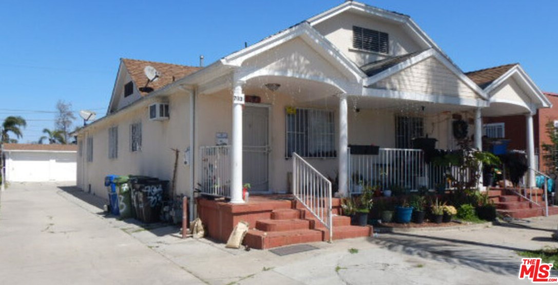 701 73rd St, Los Angeles CA  90001-2303 exterior