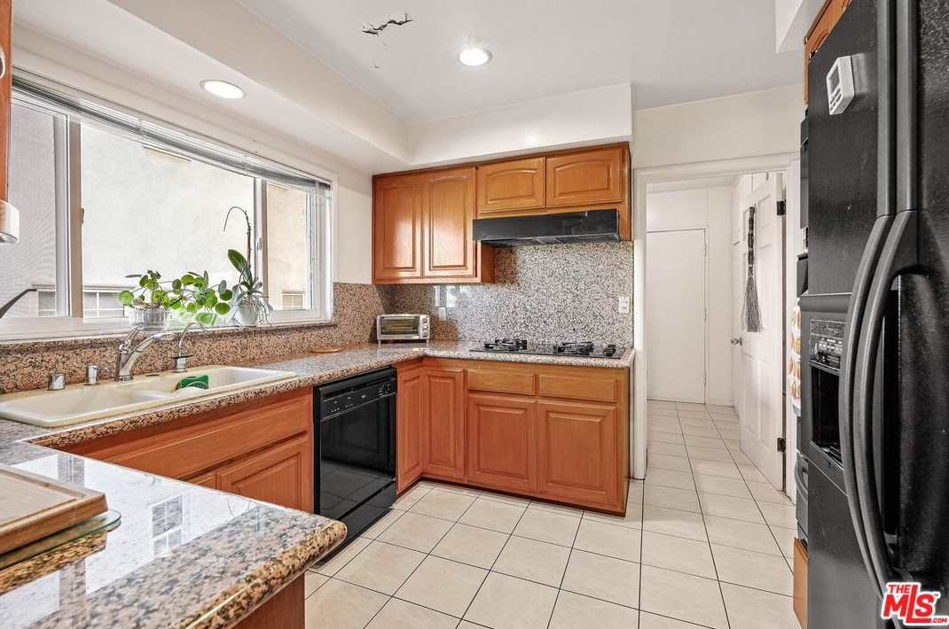 9337 Sawyer St, Los Angeles CA  90035-4101 exterior