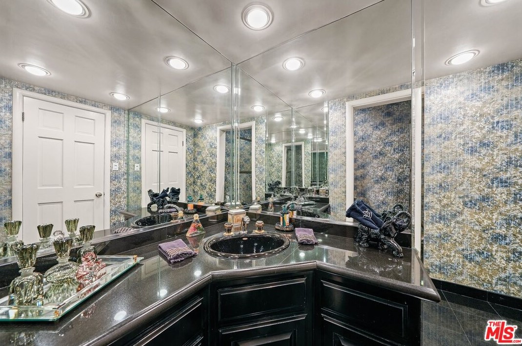 9337 Sawyer St, Los Angeles CA  90035-4101 exterior