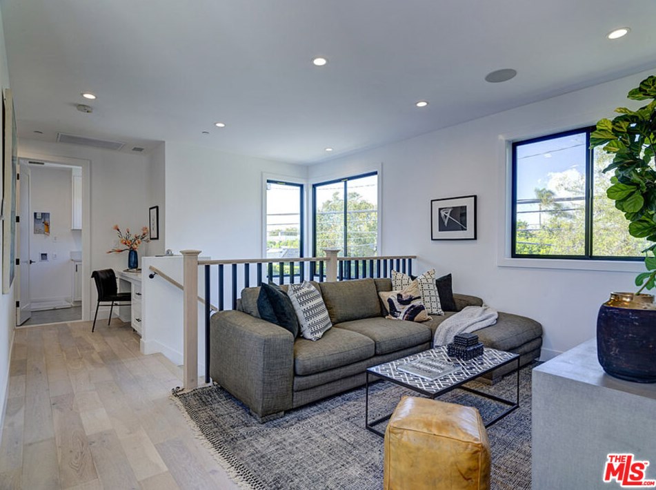 3504 Maplewood Ave, Los Angeles CA  90066-3020 exterior